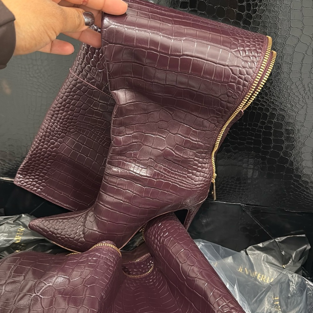 Jennifer Le boots!